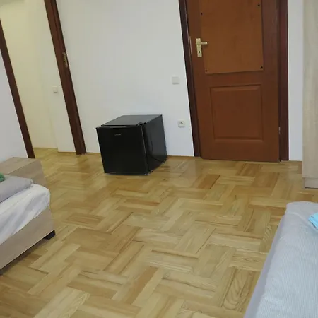Airspot Balice شقة فندقية *